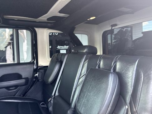 Used 2022 Jeep Wrangler Unlimited Sahara AWD/4WD image 4