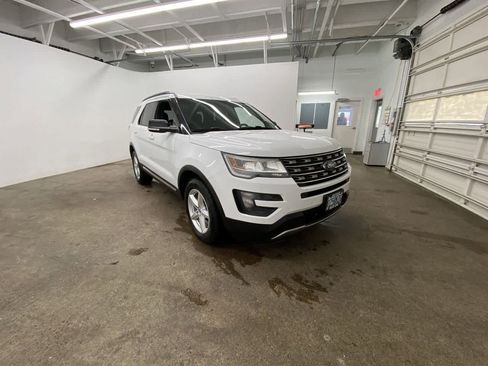 Used 2016 Ford Explorer XLT w/ Equipment Group 202A image 8