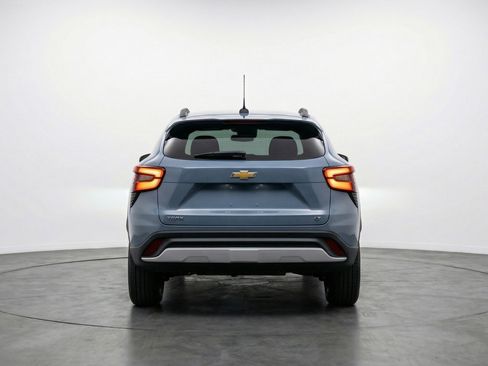 Used 2025 Chevrolet Trax LT w/ LT Convenience Package image 7