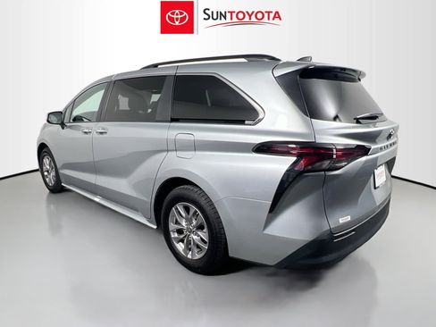 Used 2024 Toyota Sienna XLE FWD image 6