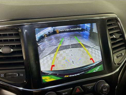 Used 2022 Jeep Grand Cherokee Laredo X image 19