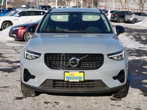 Used 2024 Volvo XC40 B5 Core image 2
