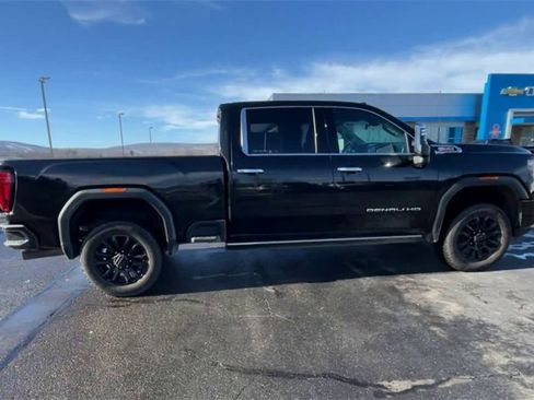 Used 2022 GMC Sierra 2500 Denali w/ Denali Black Diamond Edition image 9