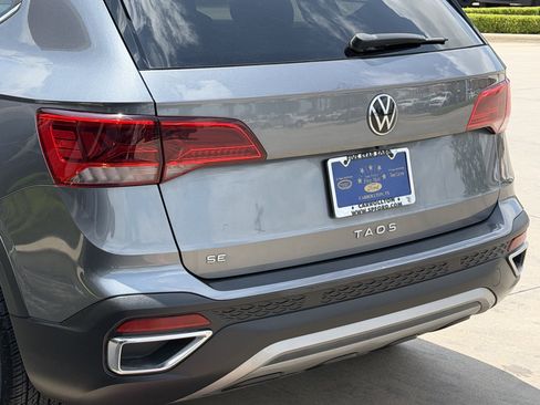 Used 2024 Volkswagen Taos SE w/ Panoramic Sunroof Package FWD image 7
