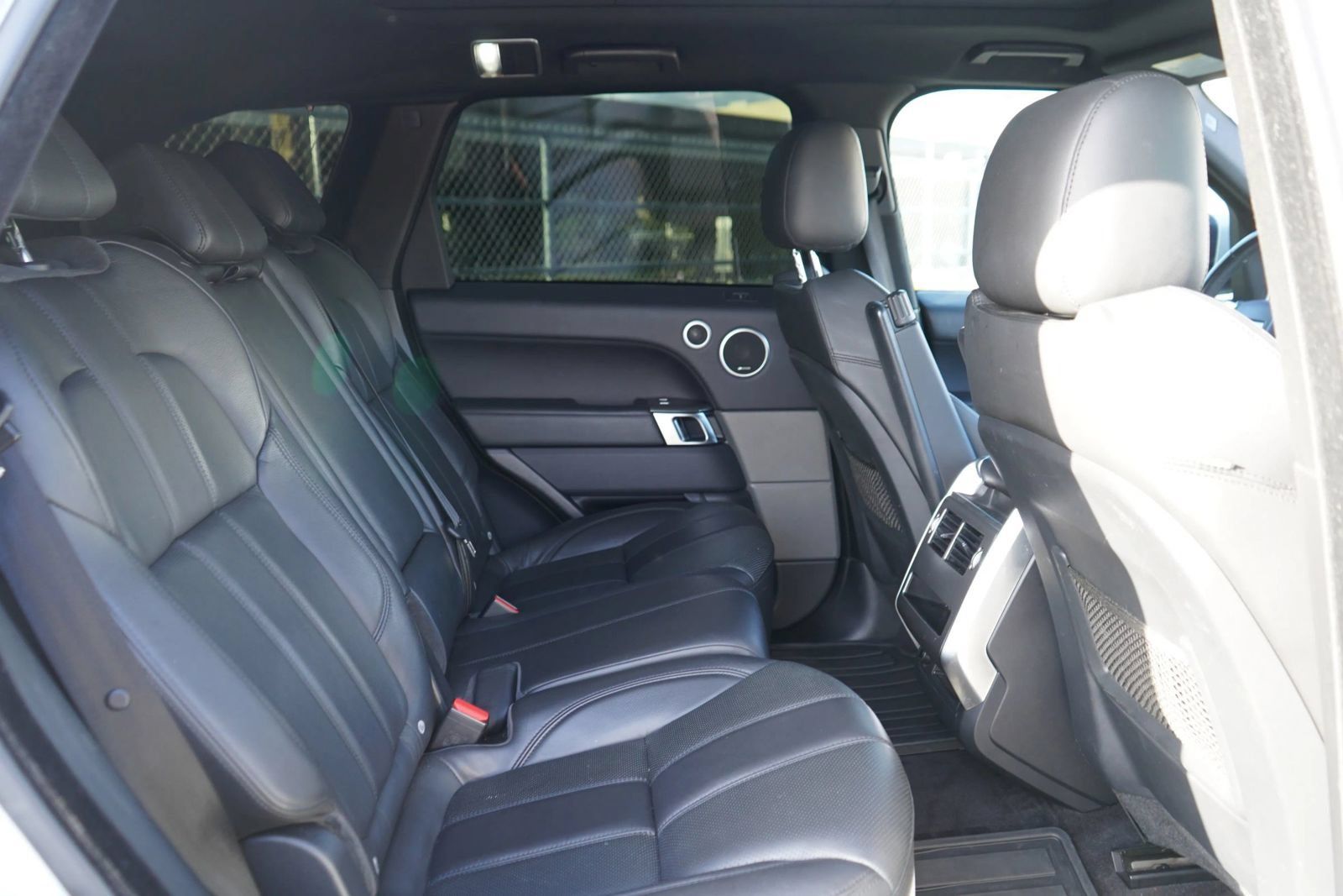 Used 2016 Land Rover Range Rover Sport SE AWD/4WD image 19