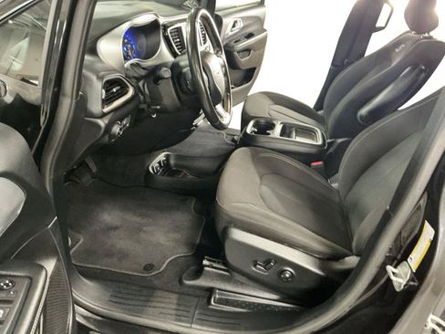 Used 2020 Chrysler Pacifica Touring w/ S Appearance Package FWD image 8