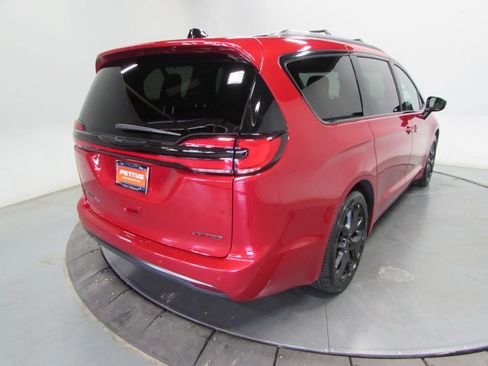 Used 2025 Chrysler Pacifica Limited FWD image 7