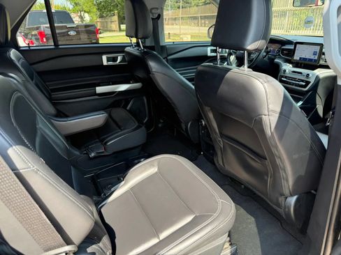 Used 2021 Ford Explorer XLT w/ Equipment Group 202A RWD image 18