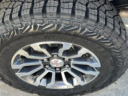 Certified 2022 GMC Sierra 1500 AT4 w/ AT4 Premium Package image 13