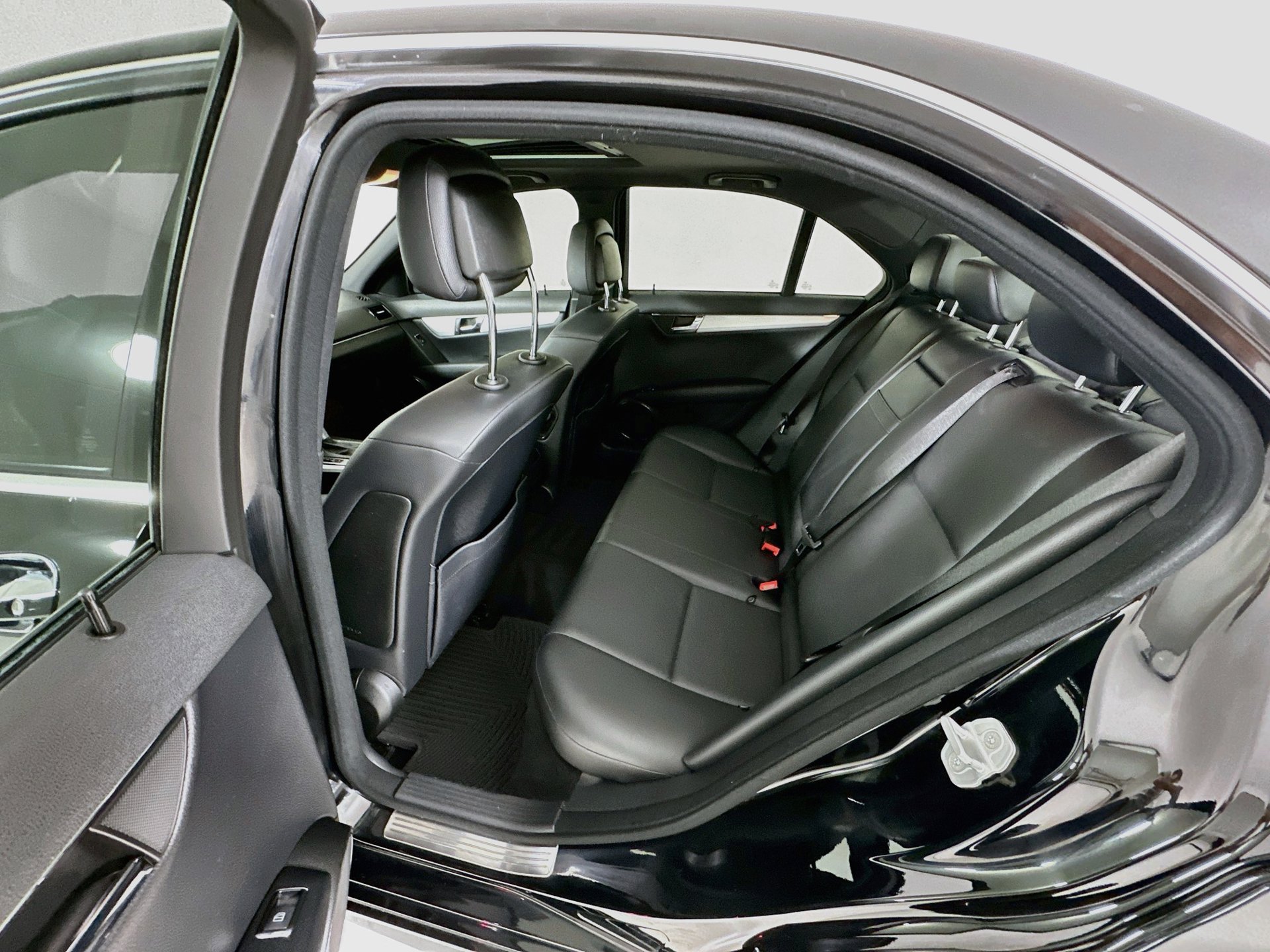 Used 2010 Mercedes-Benz C 300 Sedan image 27