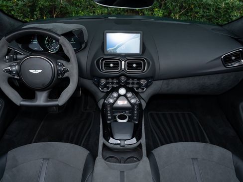Used 2023 Aston Martin V8 Vantage Roadster image 21