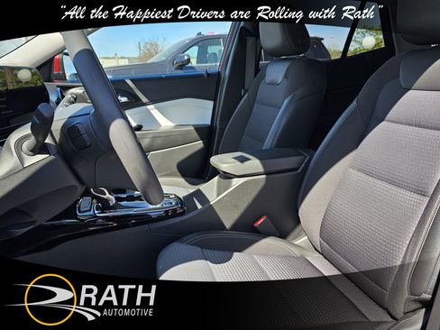 Used 2025 Chevrolet Trax LT image 12