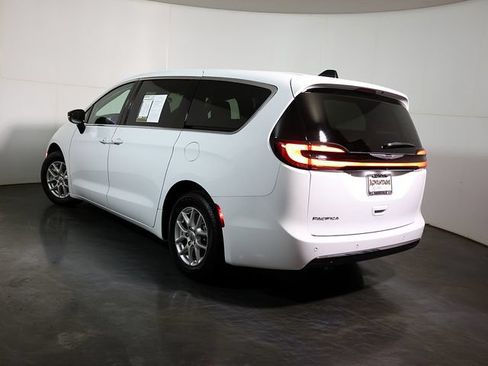 Used 2024 Chrysler Pacifica Touring-L FWD image 2