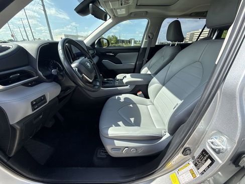 Used 2024 Toyota Highlander XLE FWD image 30