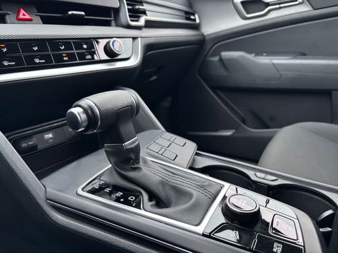 Used 2025 Kia Sportage LX image 40