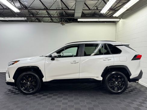 Used 2022 Toyota RAV4 SE w/ Convenience Package AWD/4WD image 3