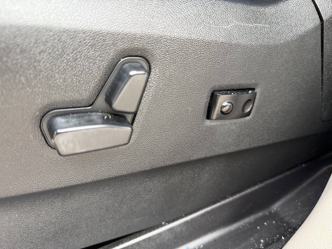 Used 2013 Chrysler Town & Country Touring FWD image 20