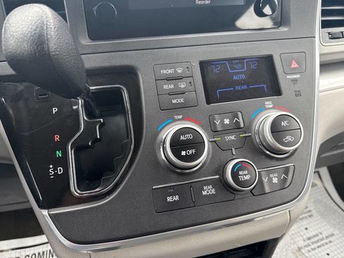 Used 2015 Toyota Sienna L image 26