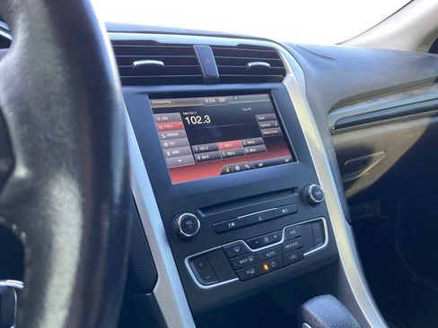 Used 2016 Ford Fusion SE image 18