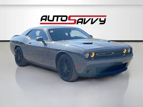 Used 2017 Dodge Challenger SXT RWD image 1