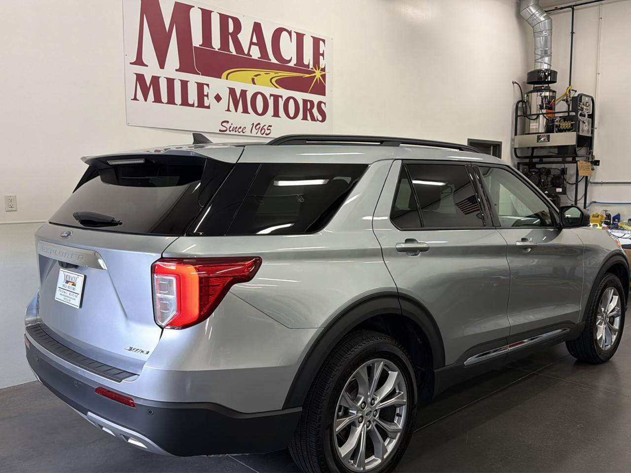 Used 2024 Ford Explorer XLT w/ Equipment Group 202A AWD/4WD image 5