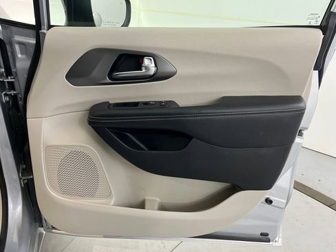 Used 2023 Chrysler Pacifica Touring-L image 68