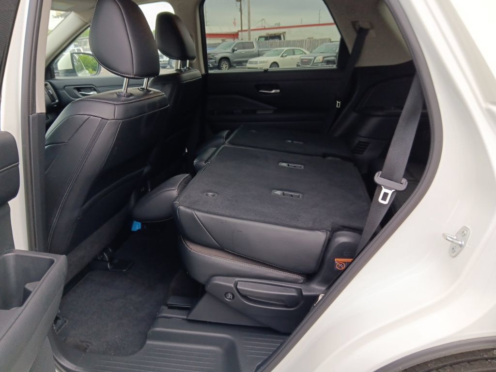 Used 2023 Nissan Pathfinder SL AWD/4WD image 33