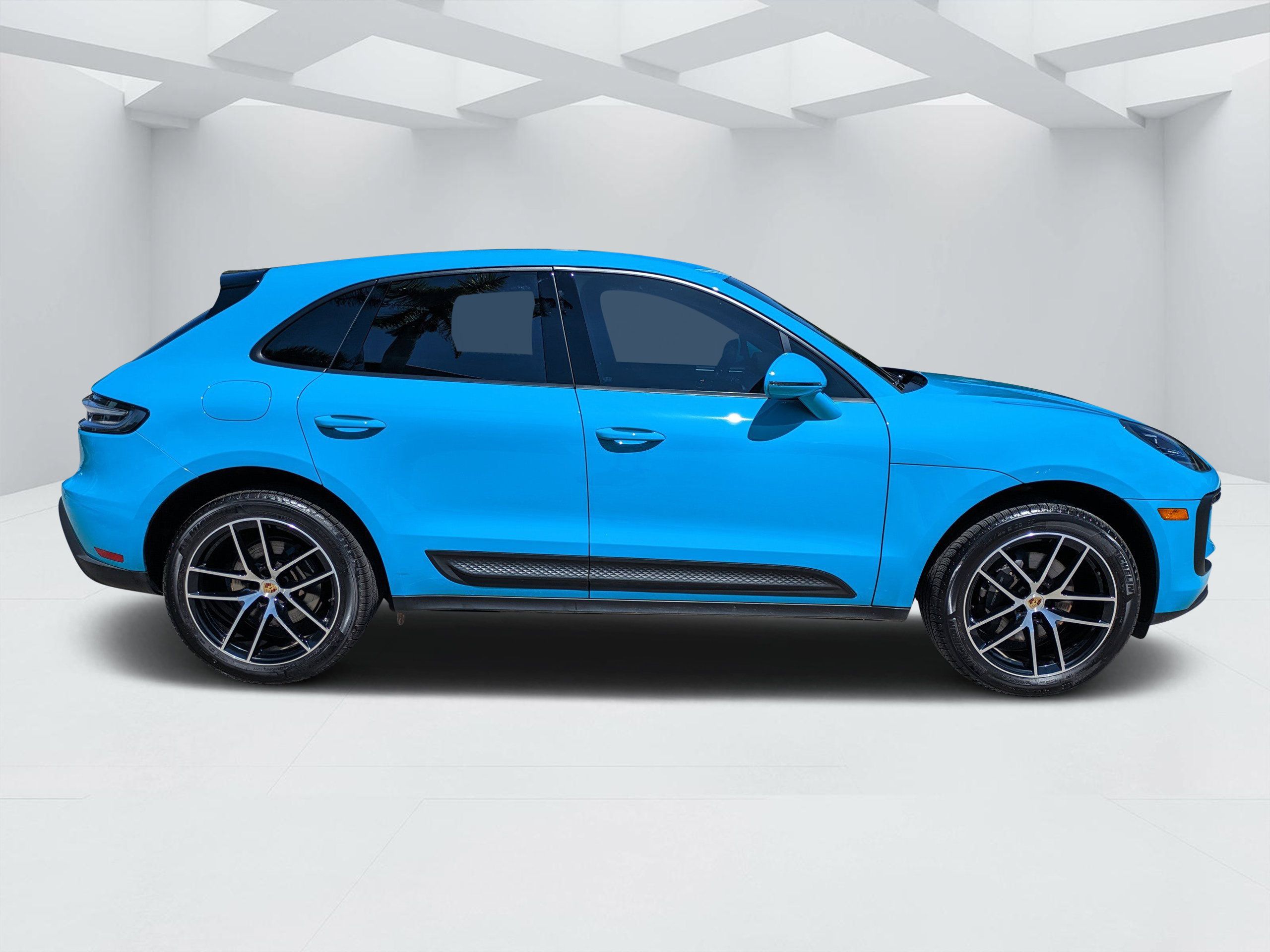 Used 2022 Porsche Macan AWD/4WD image 2