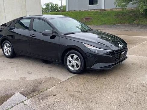 Used 2023 Hyundai Elantra SE FWD image 2