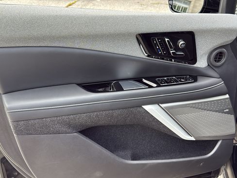 Used 2025 Cadillac Optiq Luxury 2 w/ LPO, Floor Liner Package AWD/4WD image 10