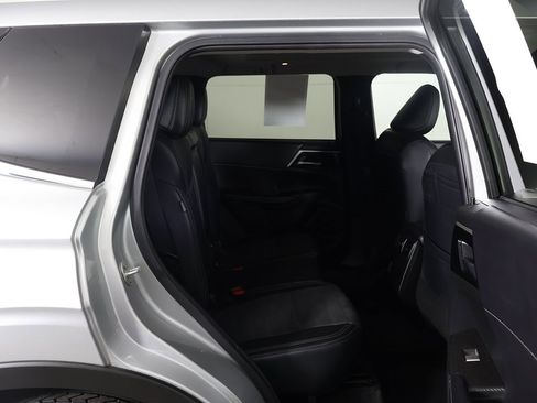 Used 2024 Mitsubishi Outlander SE image 35