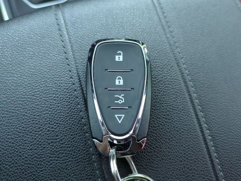 Used 2023 Chevrolet Traverse LT image 27