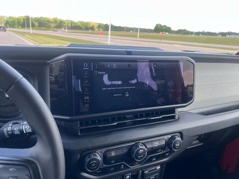 Used 2025 Jeep Wrangler Willys image 21