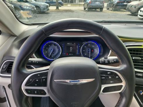 Used 2018 Chrysler Pacifica Touring-L image 17