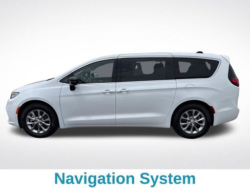Used 2026 Chrysler Pacifica Limited FWD image 3
