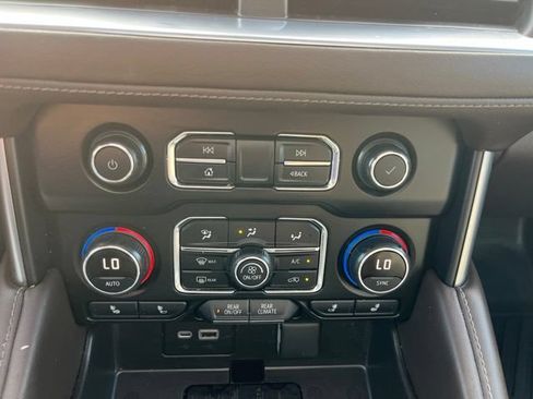 Used 2021 Chevrolet Tahoe Z71 w/ Z71 Off-Road Package AWD/4WD image 32