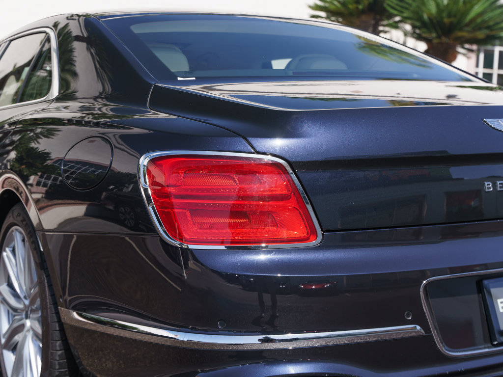 Used 2023 Bentley Flying Spur Plug-In Hybrid AWD/4WD image 29