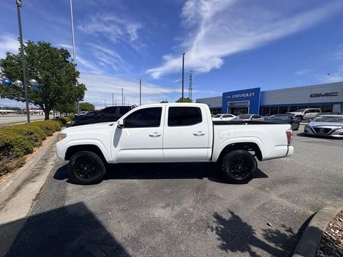 Used 2023 Toyota Tacoma SR AWD/4WD image 2