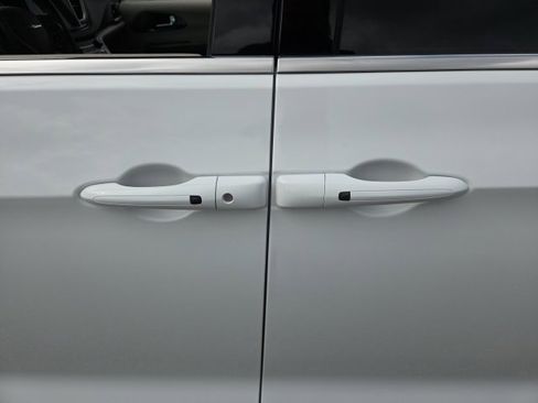 Used 2022 Chrysler Pacifica Touring-L image 34