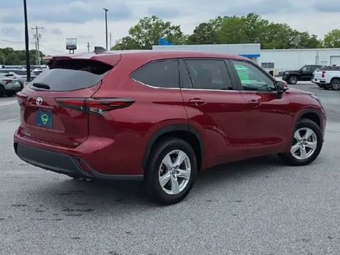 Used 2024 Toyota Highlander LE FWD image 8
