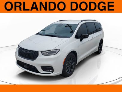 New 2024 Chrysler Pacifica Touring-L w/ Uconnect Theater Family Group