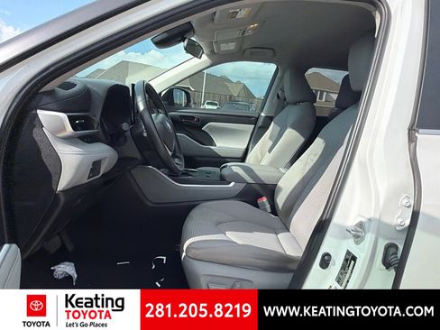 Used 2023 Toyota Highlander LE AWD/4WD image 10