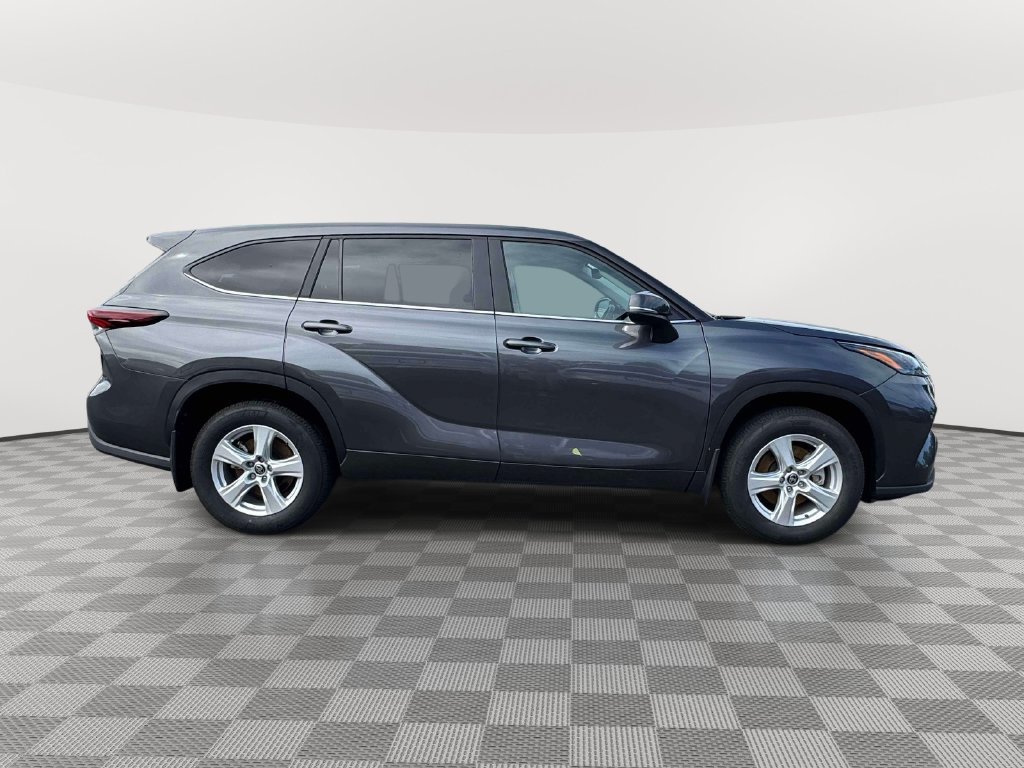 Used 2025 Toyota Highlander LE AWD/4WD image 8