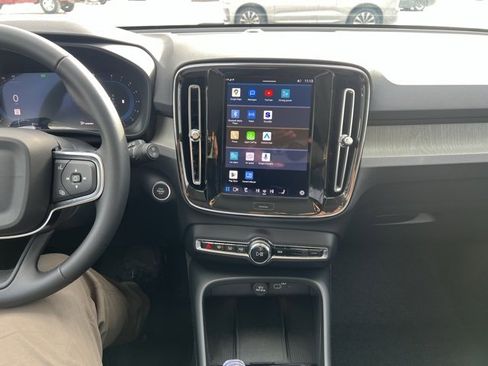 Used 2025 Volvo XC40 B5 Plus image 24