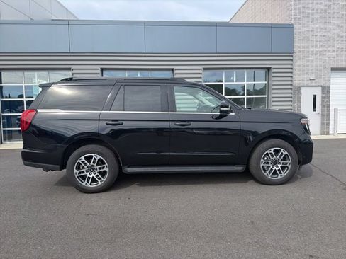 Used 2025 Ford Expedition Active AWD/4WD image 3