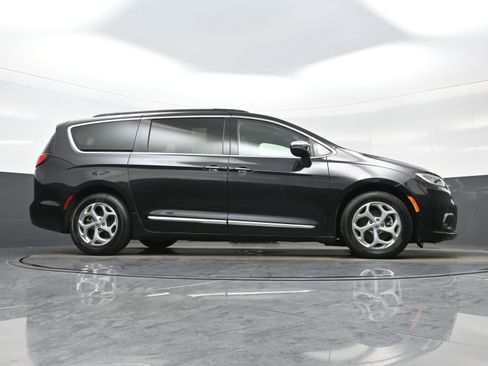 Used 2022 Chrysler Pacifica Limited FWD image 31