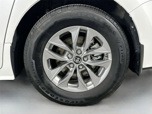 Used 2025 Toyota Sienna XLE w/ XLE Plus Package image 31