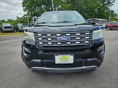 Used 2017 Ford Explorer XLT w/ Equipment Group 201A FWD image 2