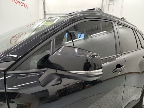 Used 2025 Toyota Corolla Cross LE image 10