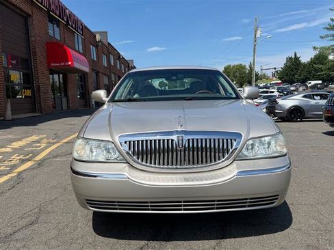 Used 2009 Lincoln Town Car Signature Limited RWD image 2